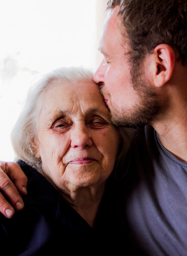 Связь поколений: как взрослым внукам выстроить гармоничные отношения с бабушками и дедушками