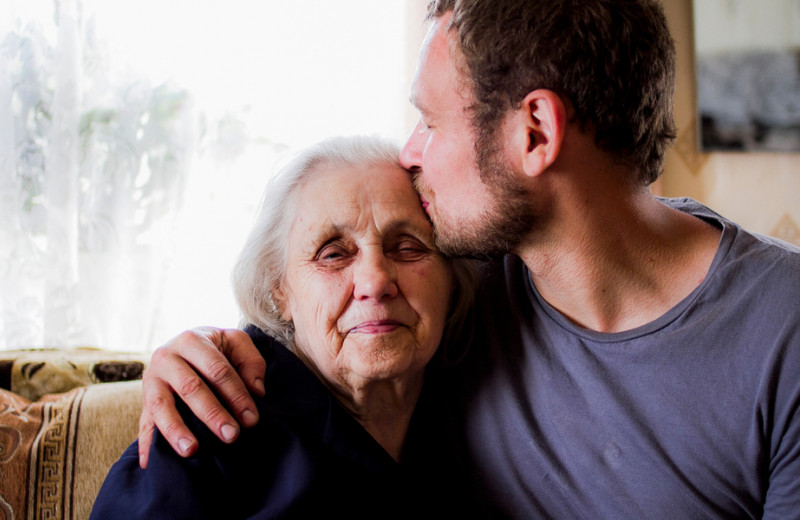Связь поколений: как взрослым внукам выстроить гармоничные отношения с бабушками и дедушками