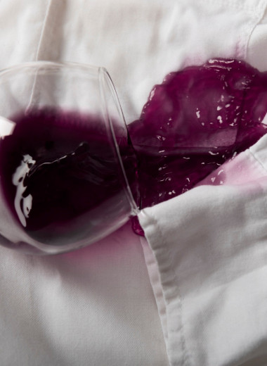 Как вывести пятно от красного вина с чего угодно: полный гайд