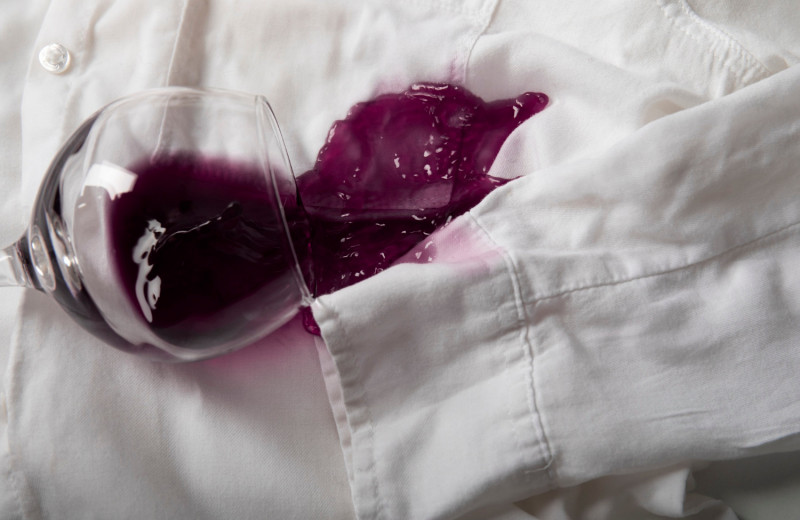 Как вывести пятно от красного вина с чего угодно: полный гайд