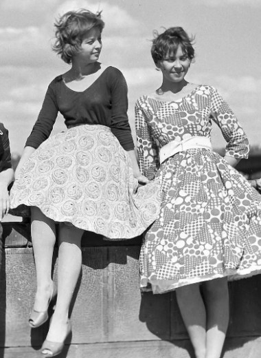 Экскурс в советскую моду: зачем женщины в СССР носили комбинации под платья