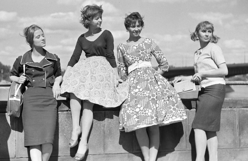 Экскурс в советскую моду: зачем женщины в СССР носили комбинации под платья