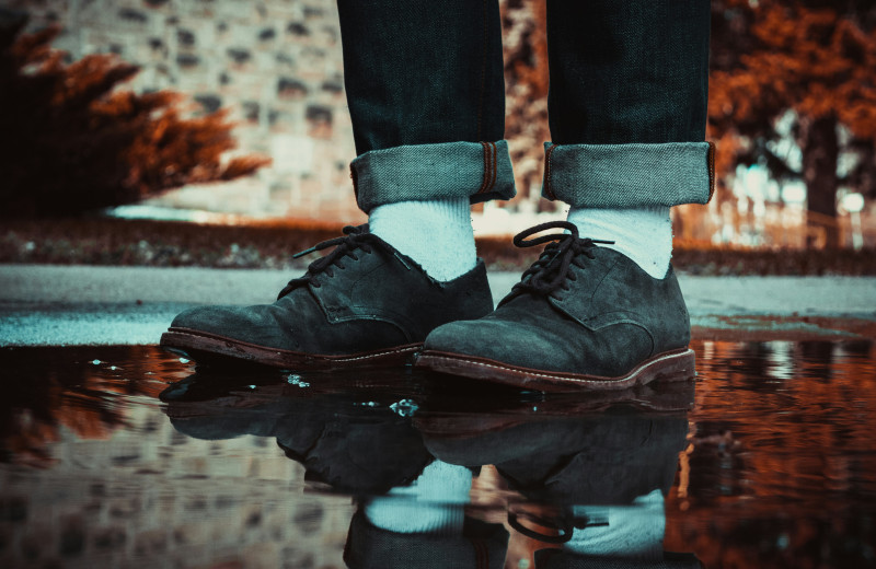 Грязь, потертости и заломы: как восстановить замшевую обувь