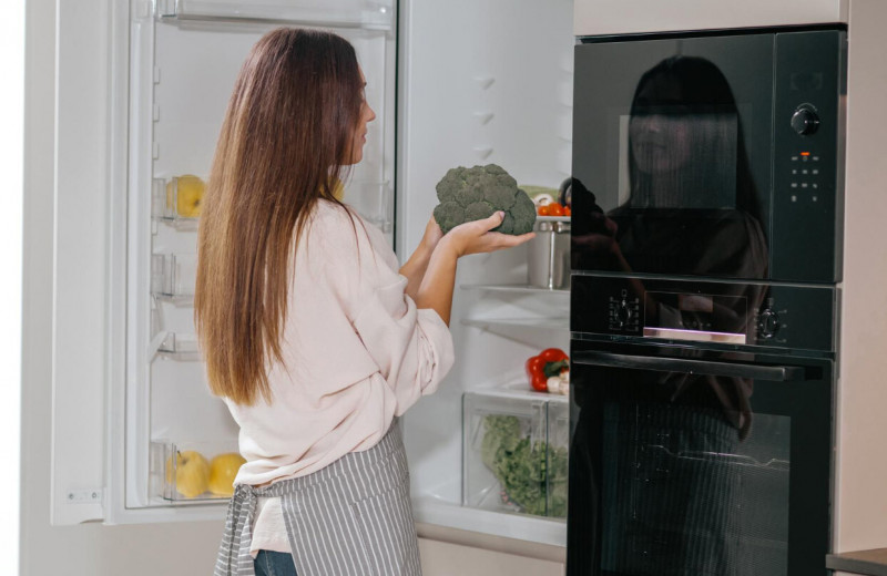 Как избавиться от запаха в холодильнике раз и навсегда: натуральные освежители найдутся в каждом доме