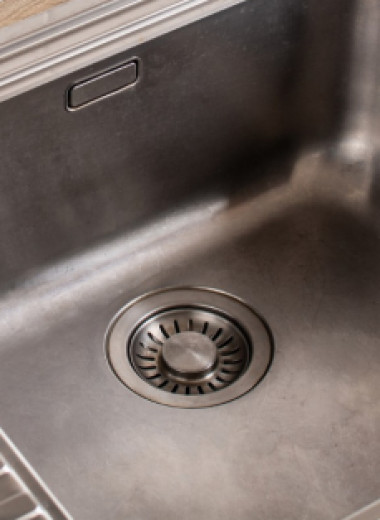 Как избавиться от неприятного запаха в кухонной раковине: 5 проверенных годами методов