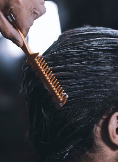 Сухие и ломкие волосы у мужчин: причины и советы по уходу