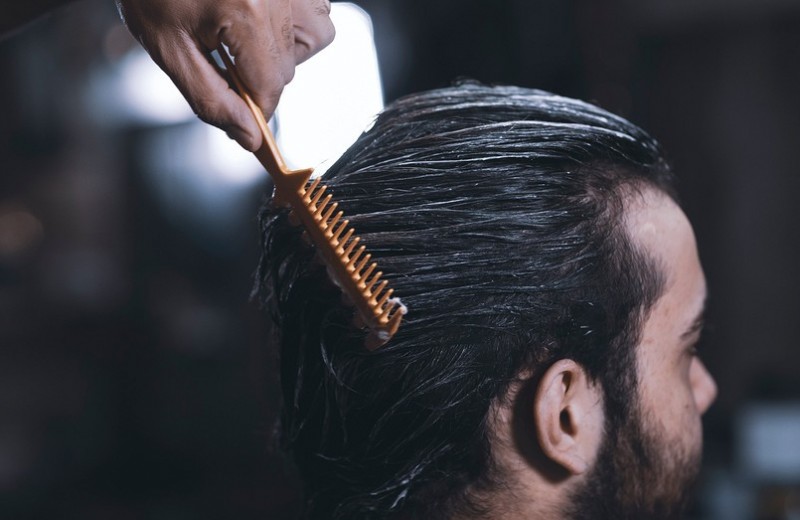 Сухие и ломкие волосы у мужчин: причины и советы по уходу