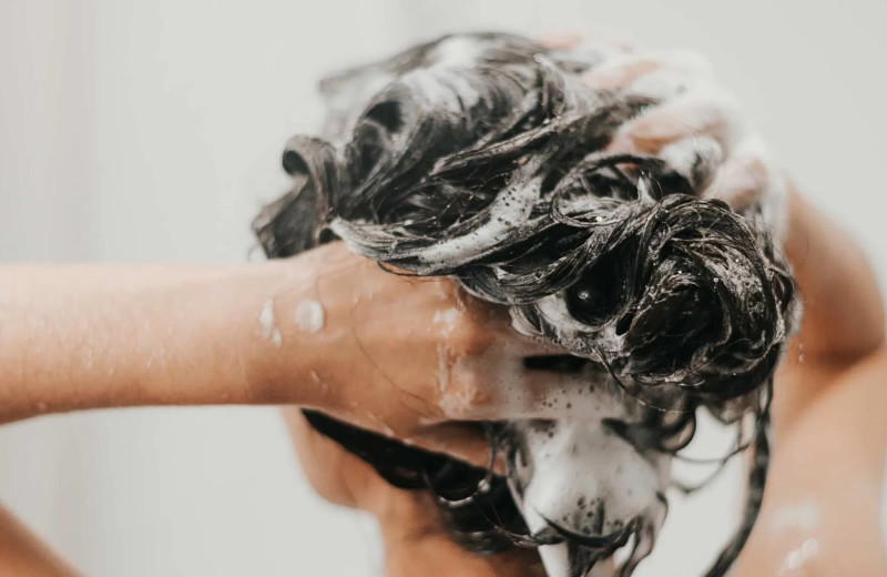 «Тренировка волос»: что надо делать, чтобы мыть голову реже