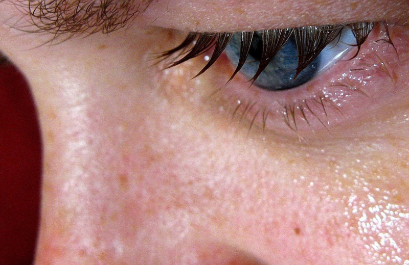 Почему все люди плачут: научный взгляд на слезы