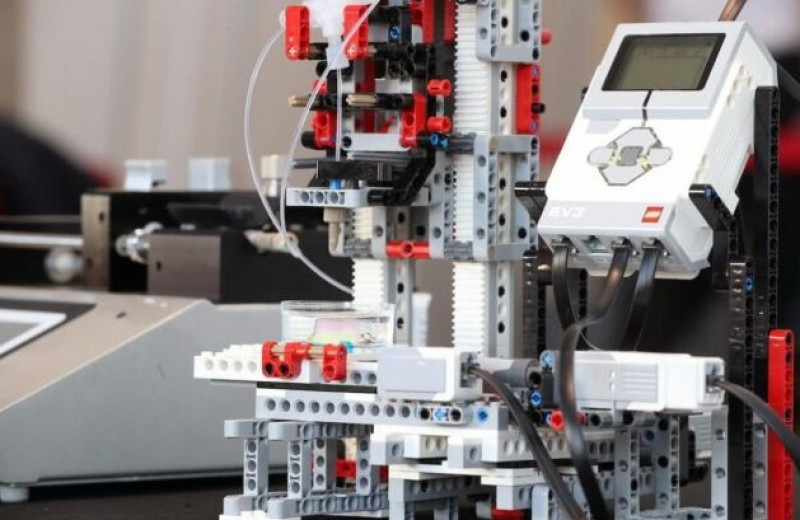 Ученые сделали 3D-принтер из LEGO для печати кожи. Поразительно!