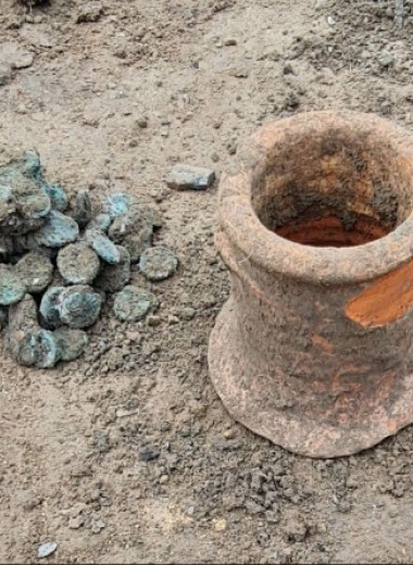 Российские археологи нашли в Фанагории древний клад из 80 монет