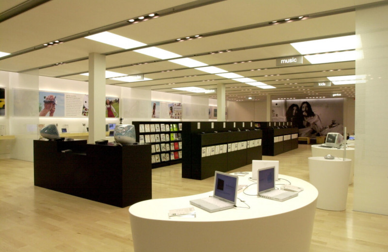 «Ничего лишнего, простые формы и натуральные материалы»: как Джобс с командой разрабатывали первый магазин Apple Store