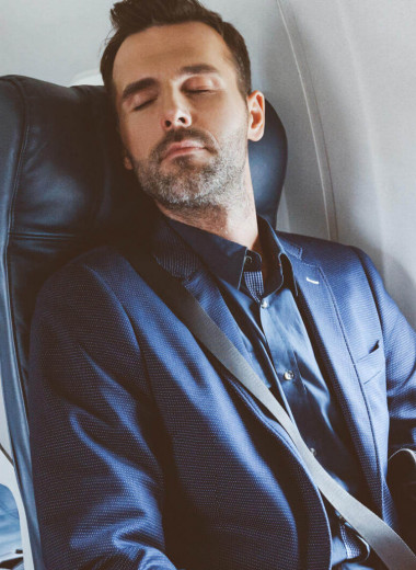 Сел и уснул: 10 лайфхаков, как хорошенько выспаться в самолете