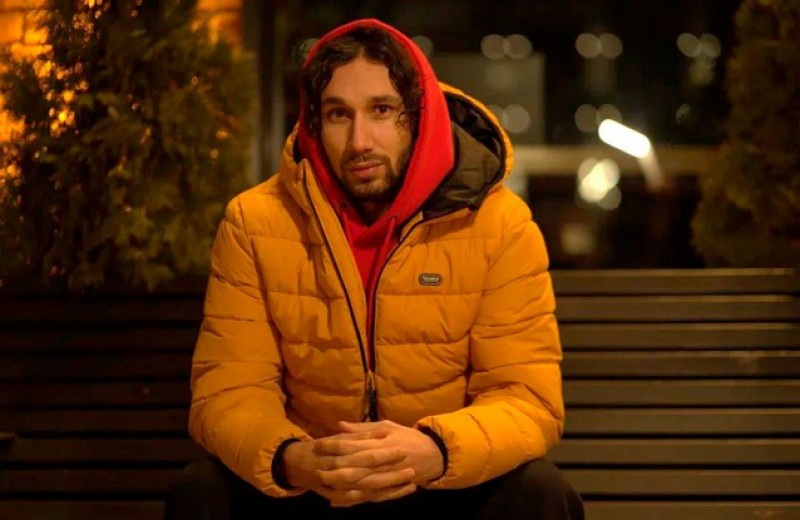 Воровал бананы в Китае, занимался сексом на доставке «Яндекс.Еды», ночевал в Икее. История блогера, который всегда говорит «да»