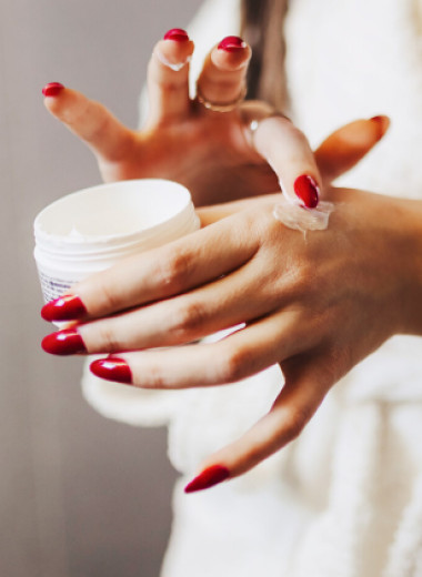 Как подготовить кожу рук и декольте к весне: советы косметолога