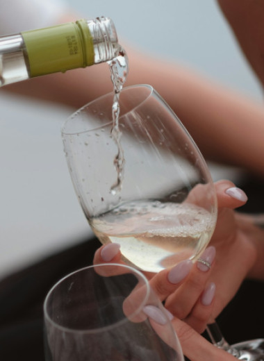 Люди, которые любят вино, чаще называют свои дни «счастливыми»