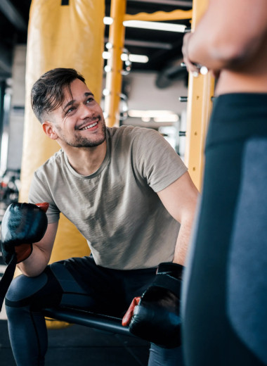 Как флиртовать в спортзале: 7 полезных советов