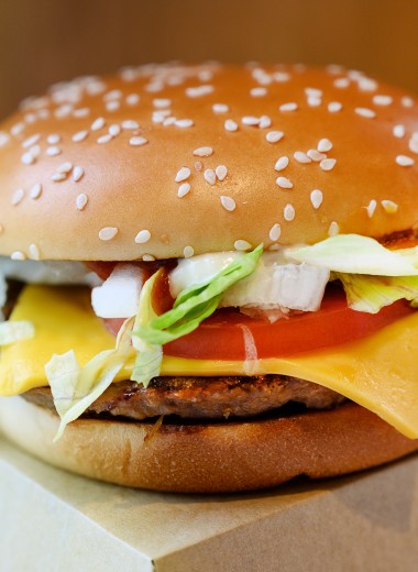 Почему McDonald’s побеждает новые сети с салатами и поке в меню