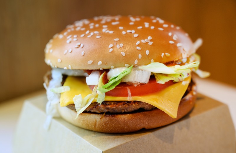 Почему McDonald’s побеждает новые сети с салатами и поке в меню