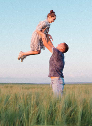 «Дочь недостаточно красива»: как отношение отца влияет на нашу самооценку
