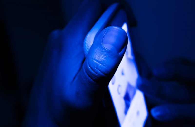 Синий свет от смартфона: почему его все боятся?