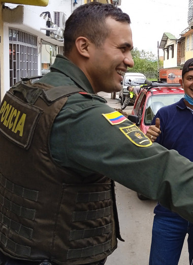 Одна вокруг света: колумбийская полиция и цена кругосветки