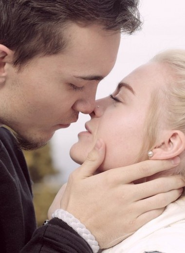 9 трюков, которые сделают поцелуи приятнее (вам обоим понравится)
