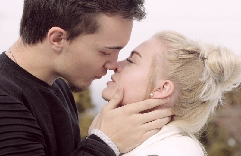 9 трюков, которые сделают поцелуи приятнее (вам обоим понравится)