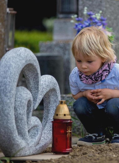 «Он улетел на небо»: как не травмировать ребенка новостью о смерти близкого
