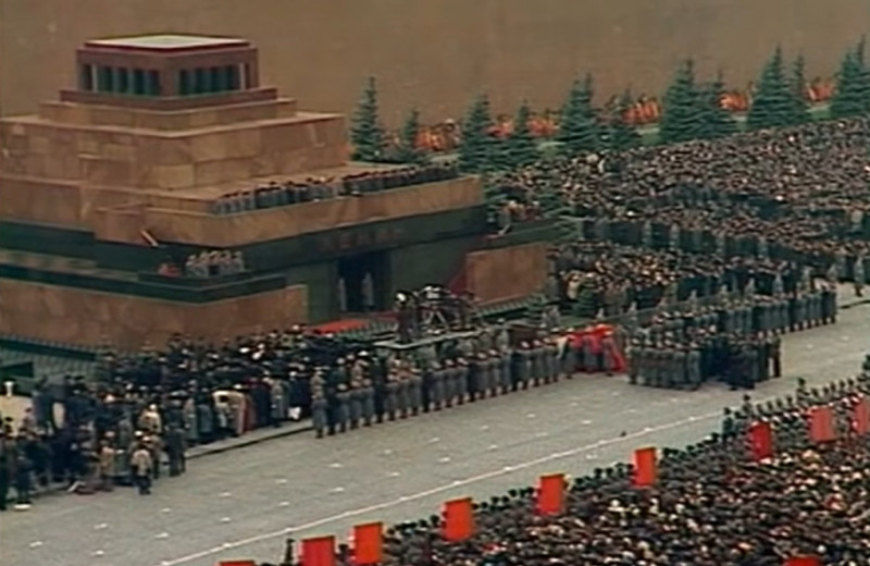 Уронили гроб, помпезный пафос, парад и принудиловка: воспоминания и мифы о похоронах Брежнева (и видео)