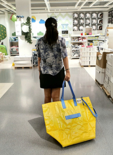 Строит магазины без окон, чтобы люди теряли счёт времени и думали о покупках: как IKEA заставляет тратить больше