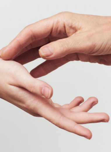 На кончиках пальцев: как выразить чувства через прикосновение