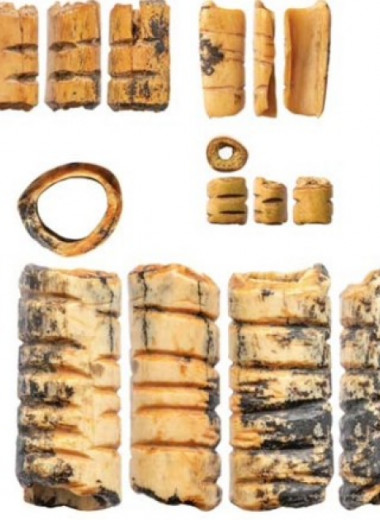 Археологи разобрались в производстве костяных пронизок из Денисовой пещеры