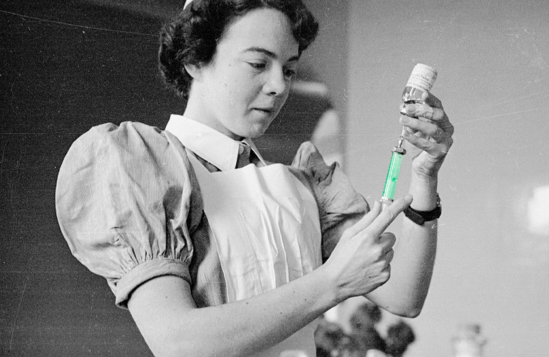 Чудовищный эксперимент с медсестрами: почему они были готовы убивать пациентов?