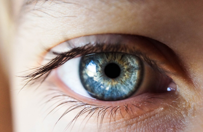 От чего зависит цвет глаз человека и можно ли его изменить