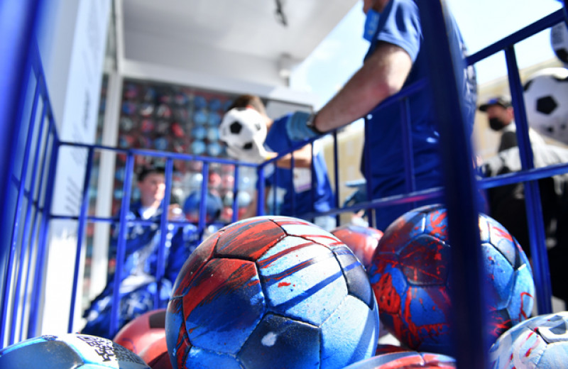 Искусство футбола: как художник Покрас Лампас объединил мяч и модный NFT-арт