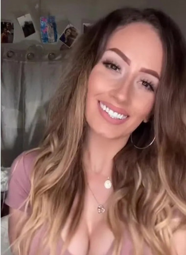 Не родись красивой: женщина стала бьюти-блогером после того, как потеряла зубы
