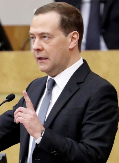 Бедный народ. Медведев не нашел денег на повышение МРОТ до 20 000 рублей