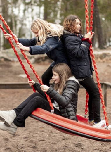 Почему подросткам не рады на детских площадках