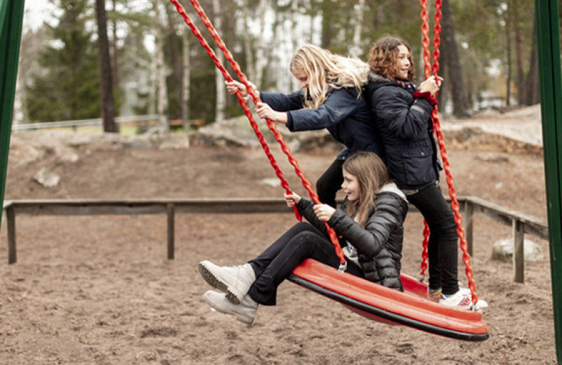 Почему подросткам не рады на детских площадках