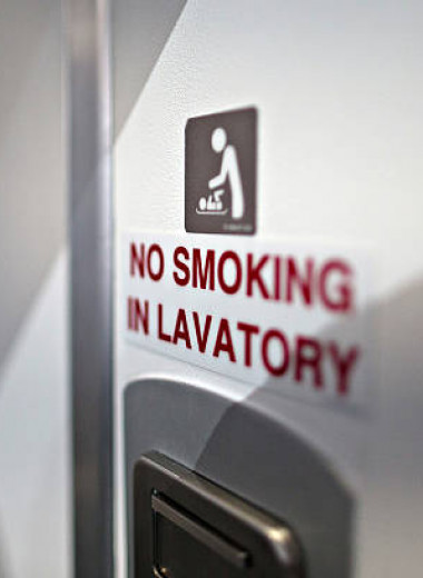 Зачем в самолетах пепельницы, если на борту лайнера нельзя курить?