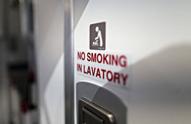 Зачем в самолетах пепельницы, если на борту лайнера нельзя курить?