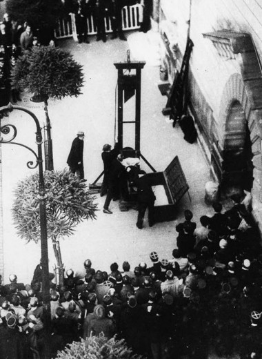 Последняя публичная казнь через отсечение головы гильотиной во Франции: история одного фото