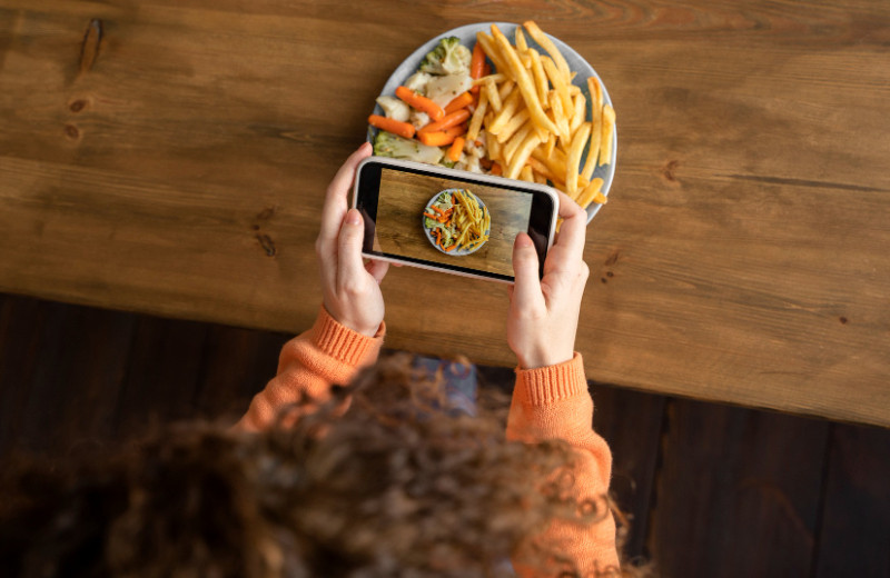 Сыты, но все равно хочется: как изображения еды обманывают мозг