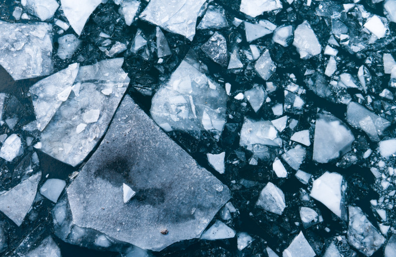 Почему люди проваливаются под лёд: самые страшные недавние трагедии на замерзших реках