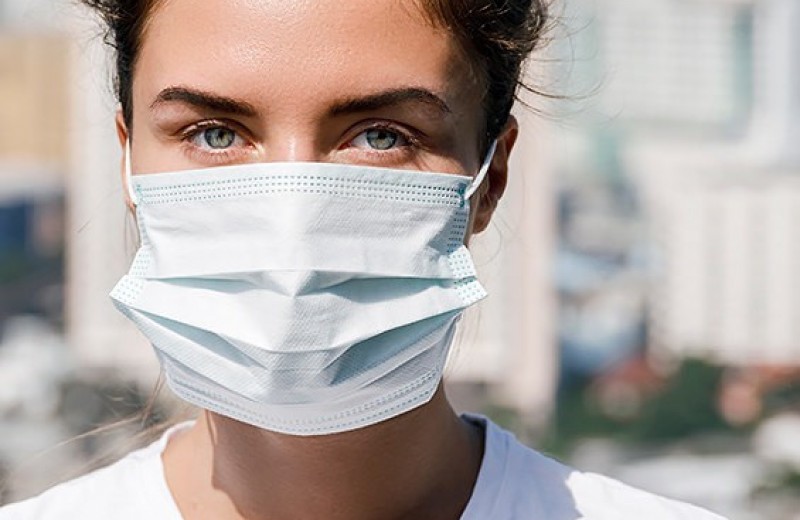 Как правильно носить медицинскую маску, чтобы защитить себя от вирусов