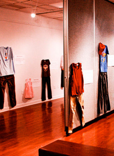 Музей боли и страха: выставка одежды жертв насилия с их историями