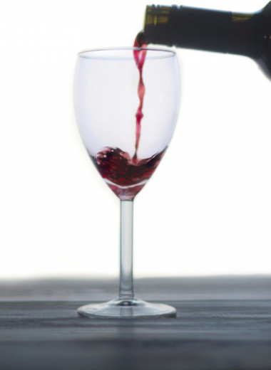 Неожиданные лайфхаки для дома с выдохшимся вином: используем то, что пить уже нельзя