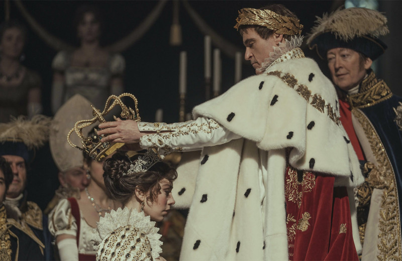 Гусары, молчать: почему фильм «Наполеон» Ридли Скотта оказался неточным и однобоким