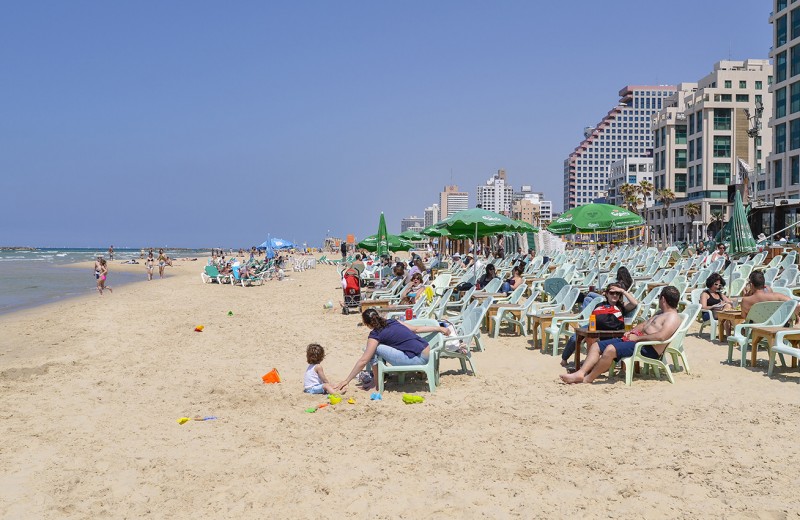Чудо на пляже: как вор случайно спас множество людей от бомбы в Тель-Авиве и стал национальным героем